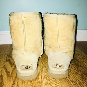 Women’s Classic UGG Boot (Sand Size 6)